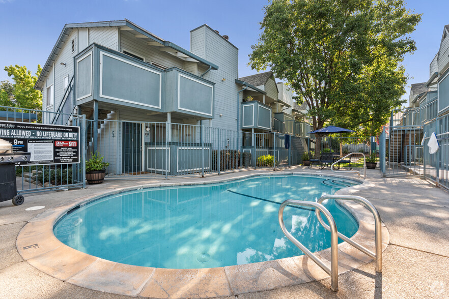 Swimming Pool - College Glen Apartments