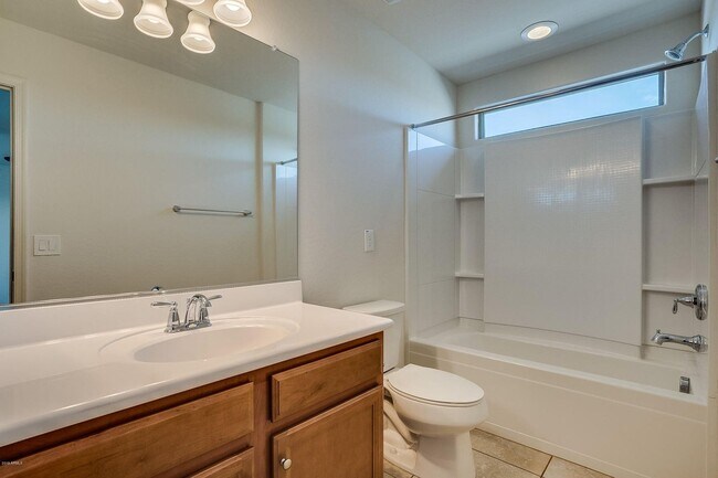 Building Photo - Charming 4-bed, 3.5 bath home with full SOLAR at Trailside community on Happy Valley in North Peoria