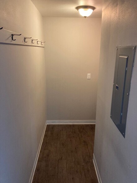 Building Photo - 609 E Euclid Ave