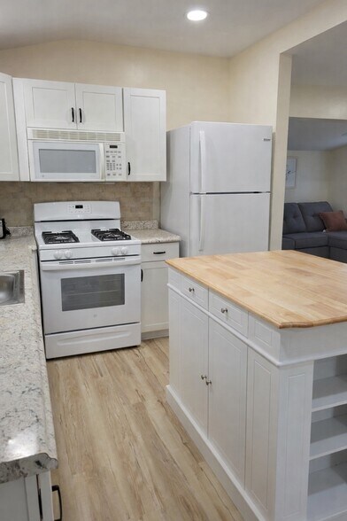 Building Photo - 381 Floatella Rd