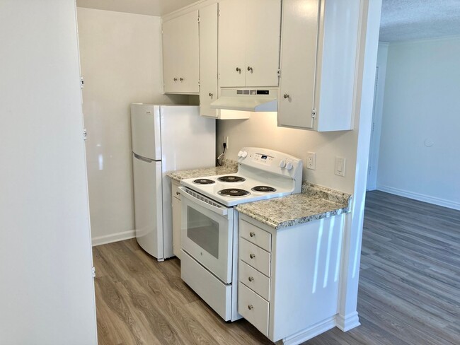 Building Photo - 1 Bed/1 Bath Pacific Beach