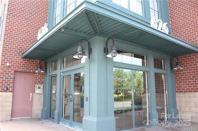 Building Photo - 626 N Graham St