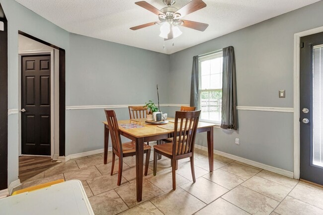 Building Photo - 3 Bedroom in Navarre! Move In $200 off 1st...