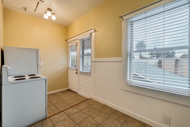Building Photo - Charming Midtown 1-Bedroom Apartment with ...