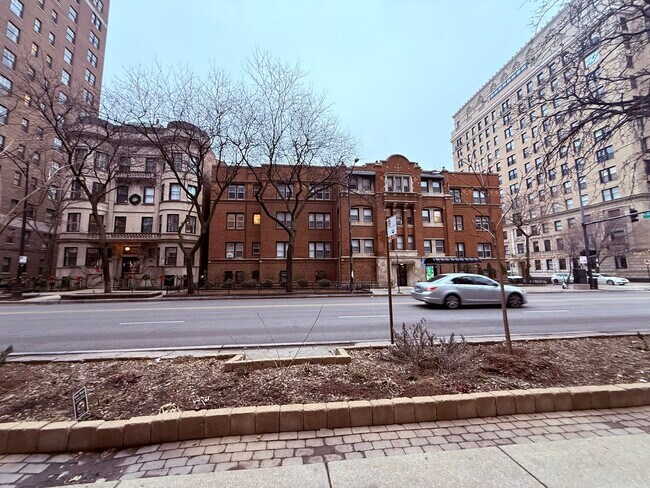 Building Photo - 3033 N Sheridan Rd