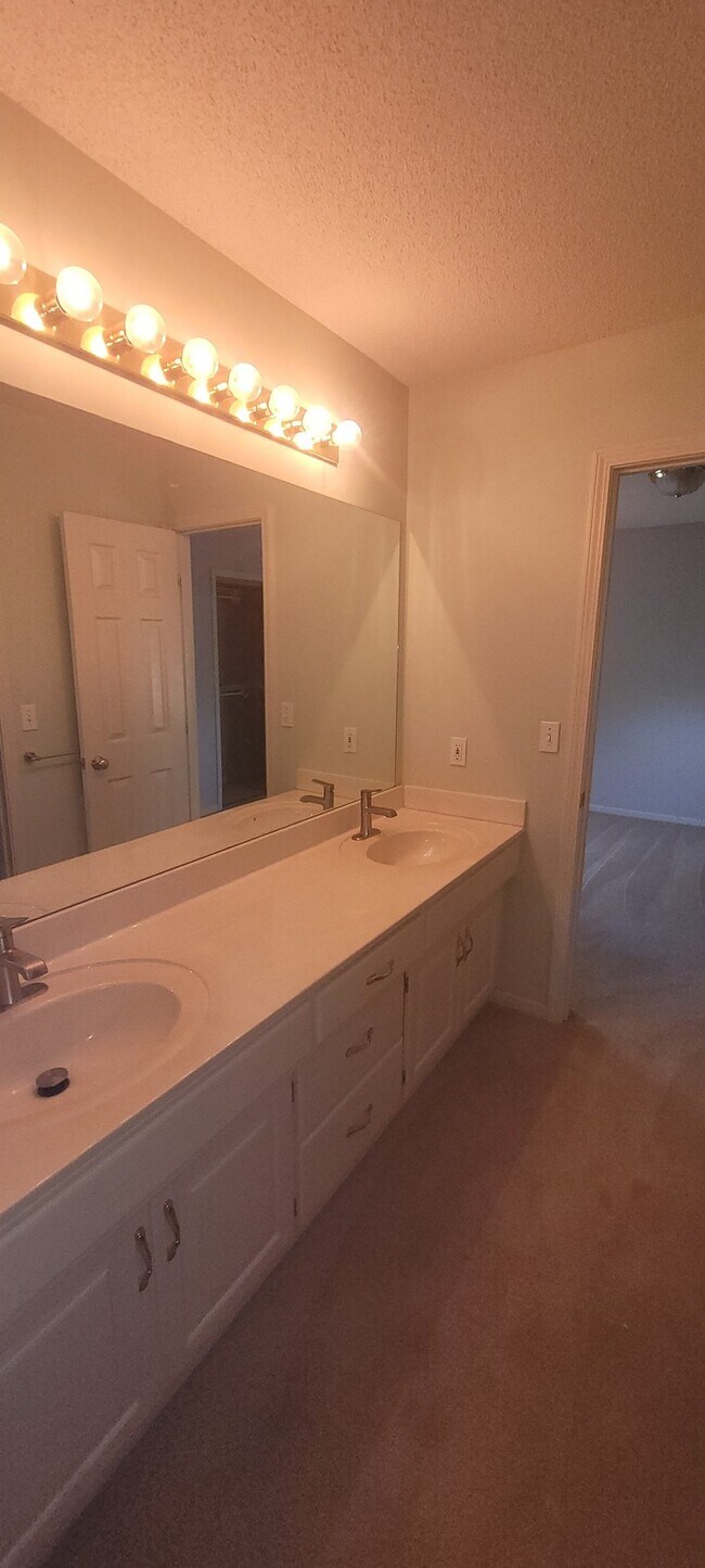 Building Photo - Fruitfully ready for your move in!