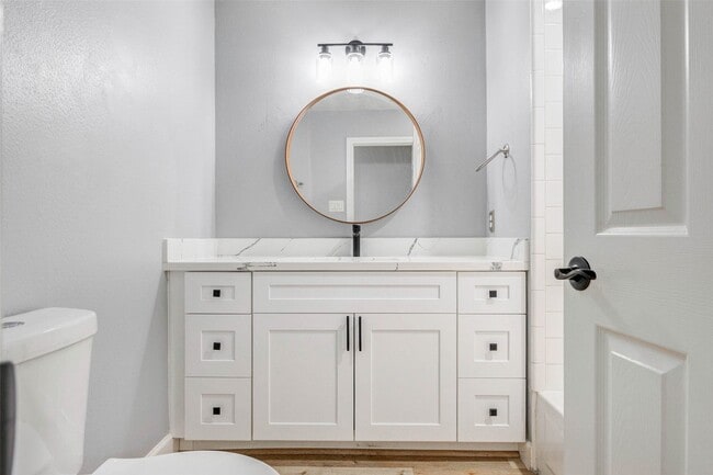 Building Photo - 611 Kenney St