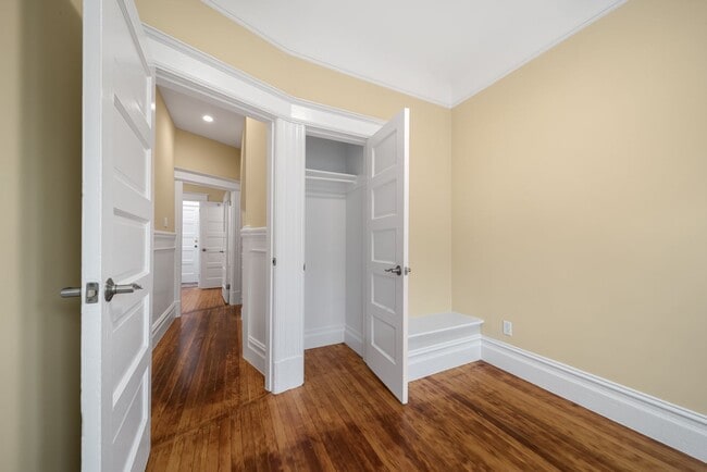 Building Photo - Remodeled pet friendly 1BR w/ shared roof deck, new kitchen, laundry