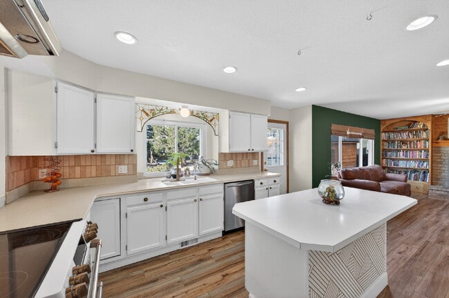 Building Photo - Available Immediately! Beautiful home in the Fairfax and Briargate neighborhood!