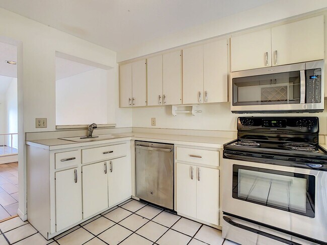 Building Photo - RARE 3 BEDROOM/ 2 BATH IN THE HIGHLY DESIR...