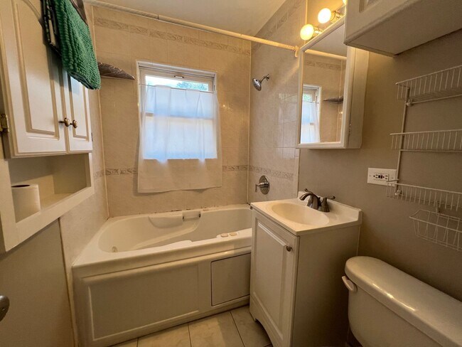 Building Photo - Cute East Denver Bungalow