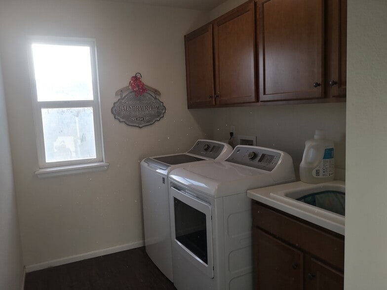 Building Photo - 12989 Ventana St