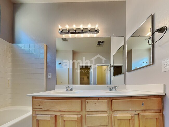 Building Photo - 6922 S 38th Ln