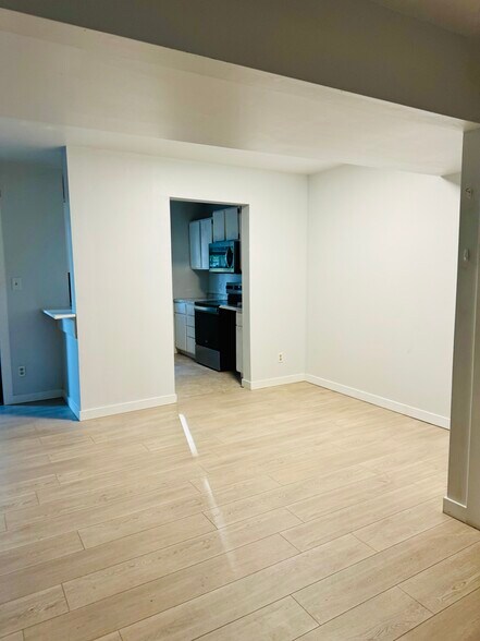 Building Photo - 2127 Melrose Dr