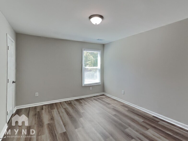 Building Photo - 2250 Village Green Dr