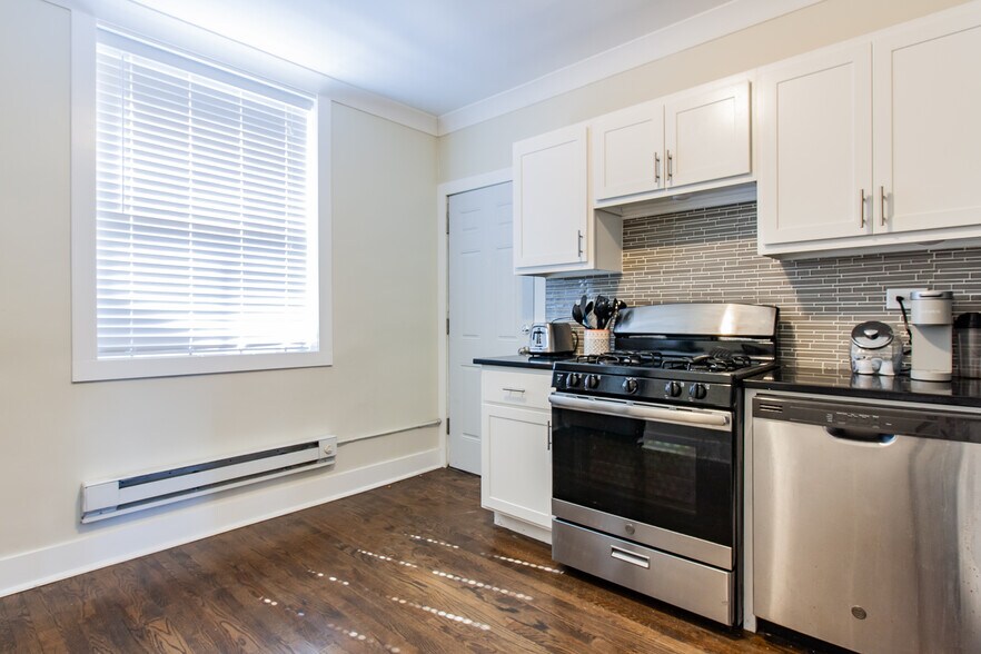 Building Photo - 923 W Waveland Ave