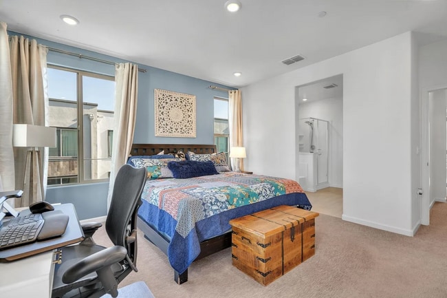 Building Photo - Beautiful Energy Efficient Hayward Townhome w/ Modern Updates