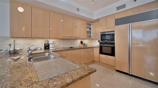 Building Photo - 791 Crandon Blvd