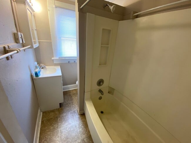 Building Photo - Hunter Ave 1438-1440 MLR