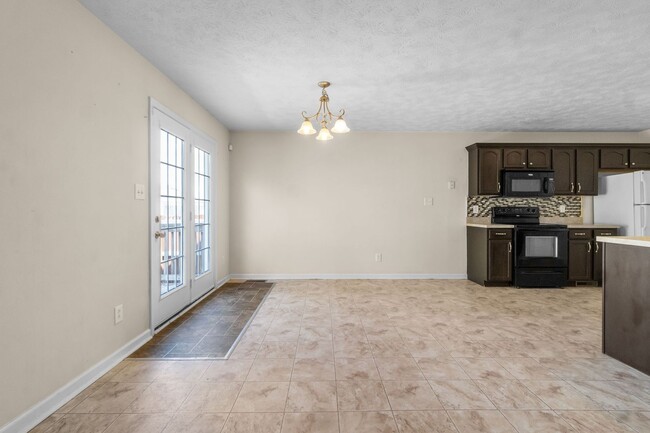 Building Photo - COMING SOON!    Cute home close to shoppin...