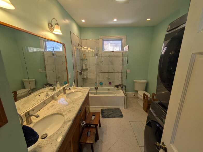 Building Photo - 90 Glenwood Rd