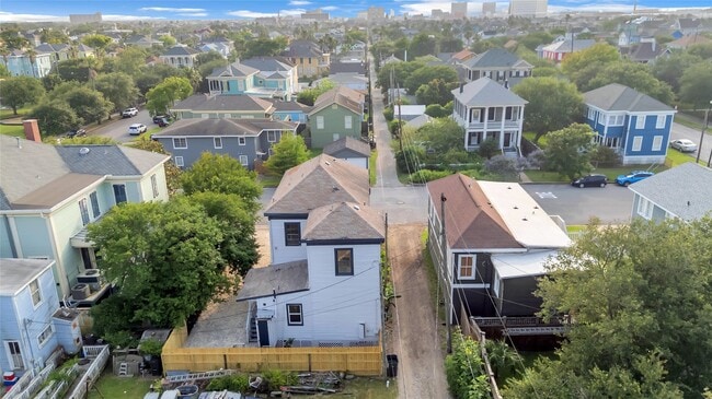 Building Photo - 614 11th St