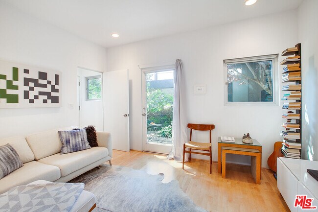 Building Photo - 757 1/2-757 1/2 Milwood Ave