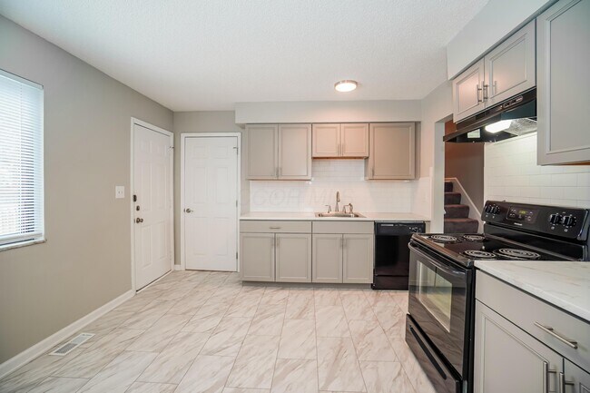 Building Photo - 1571 Kerryglen Dr