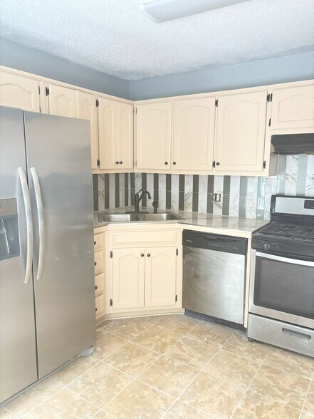 Kitchen - 6134 Nutmeg Ct SE
