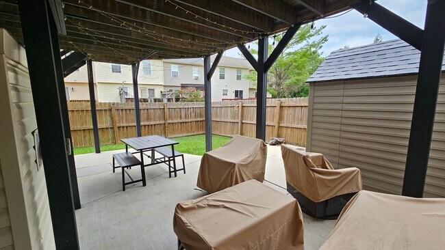 Building Photo - DON'T MISS THIS STUNNER!  3 Bedroom End Unit Townhome in Quiet Location!