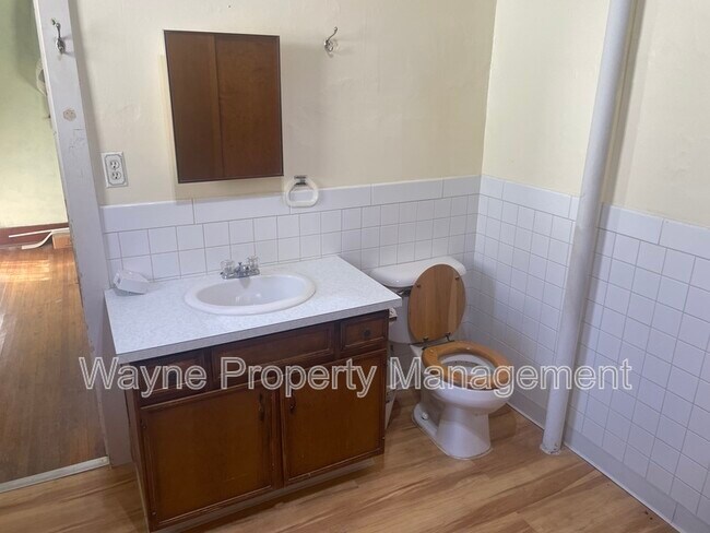 Building Photo - 516 N Cadwell Ave