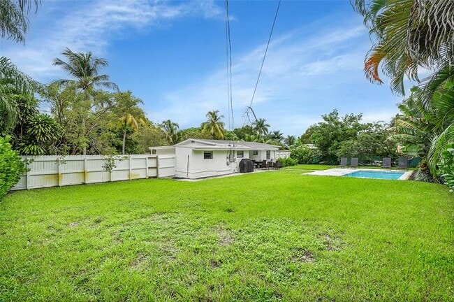 Building Photo - 400 NE 26th Dr