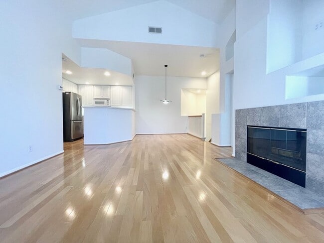 Building Photo - 2 Bedroom 2 Bath Condo with attached garage!
