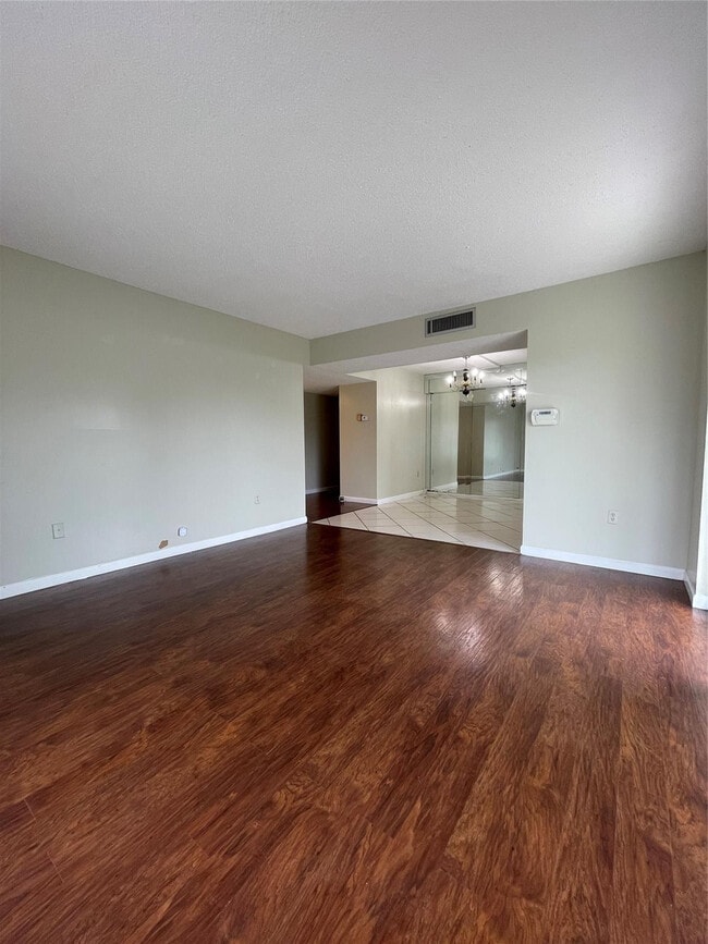 Building Photo - 4158 Inverrary Dr