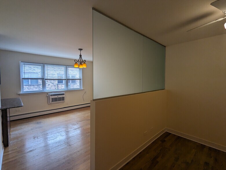 Building Photo - 643 W Wrightwood Ave