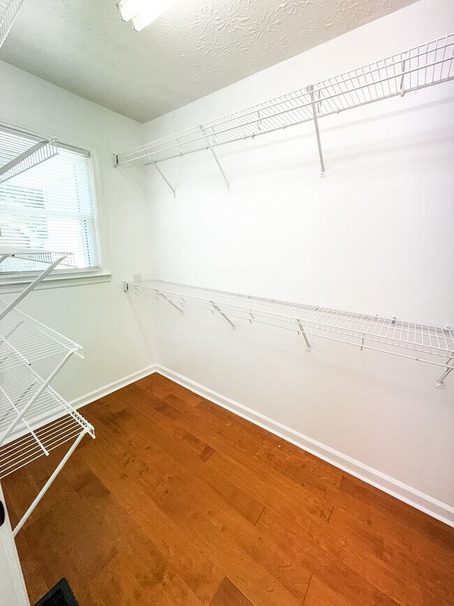 Building Photo - Charming Cape Cod in Halls