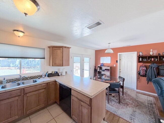 Building Photo - Charming 3 Bedroom, 2 Bathroom NE ABQ Home. Refrigerated Air! Spacious backyard. Near Uptown