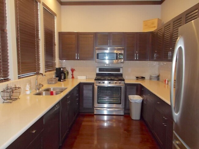 Building Photo - Beautiful 1-Bedroom Condo in Prime Bella V...