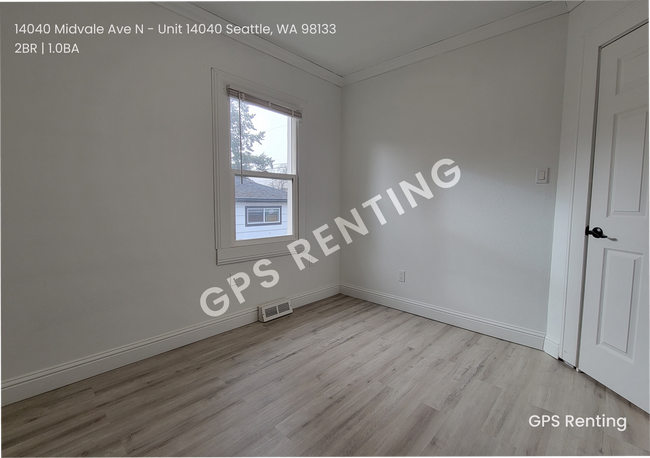 Building Photo - Nicely Remodel Home sitting in prime Everg...