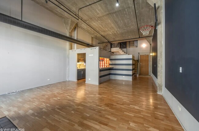 Building Photo - 621 S Plymouth Ct