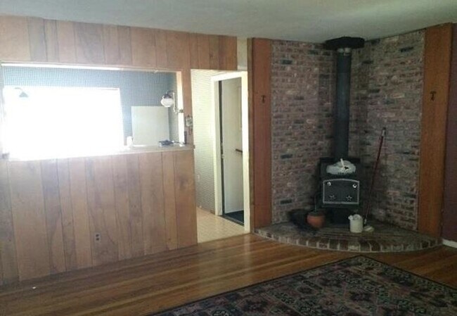 Building Photo - REDUCED TO LESS THAN $750 PER ROOMATE - CL...