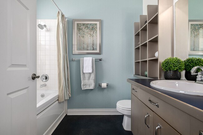 Building Photo - One bedroom, two bath corner unit in Baker with two balconies