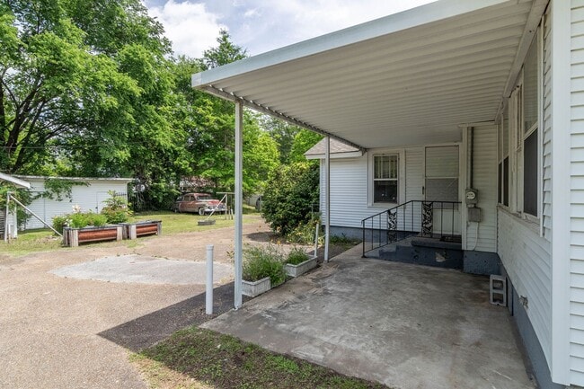 Building Photo - 108 Blount St