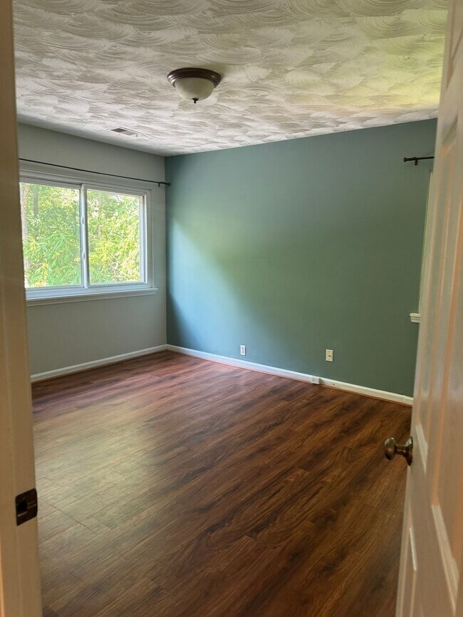 Building Photo - 3/4 Bedroom Single Family Home right off M...