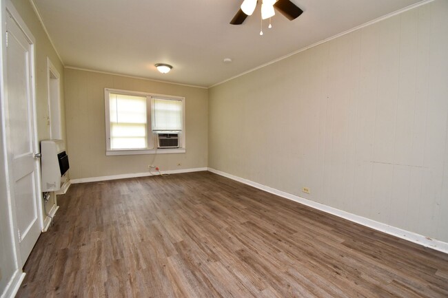 Building Photo - Walking Distance to LA Tech!