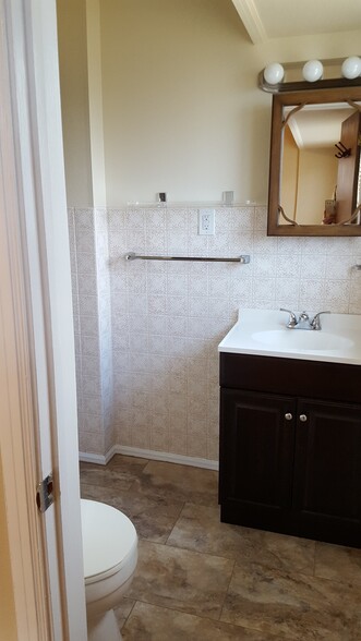 Master bath - 1909 Collier Ave