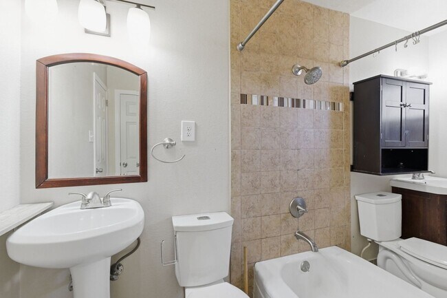 Building Photo - 1415 Holmes Dr