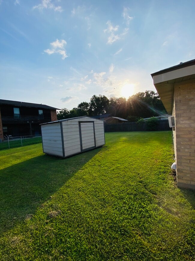 Building Photo - 120 Sis Ln