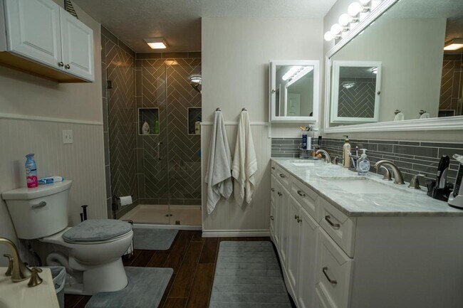 Building Photo - 13209 Bluff View Dr