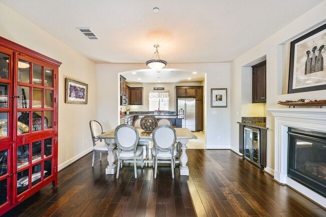 Building Photo - UPDATED LARGE 1600 sq/ft 3BR/3.5BA Central...